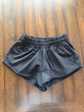 OFFLINE by Aerie 2” Black Hot Stuff Shorts XXS
